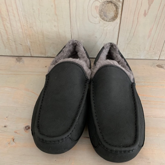 - ugg ascot matte black  leather  sheepskin men’s slippers - Picture 2 of 7